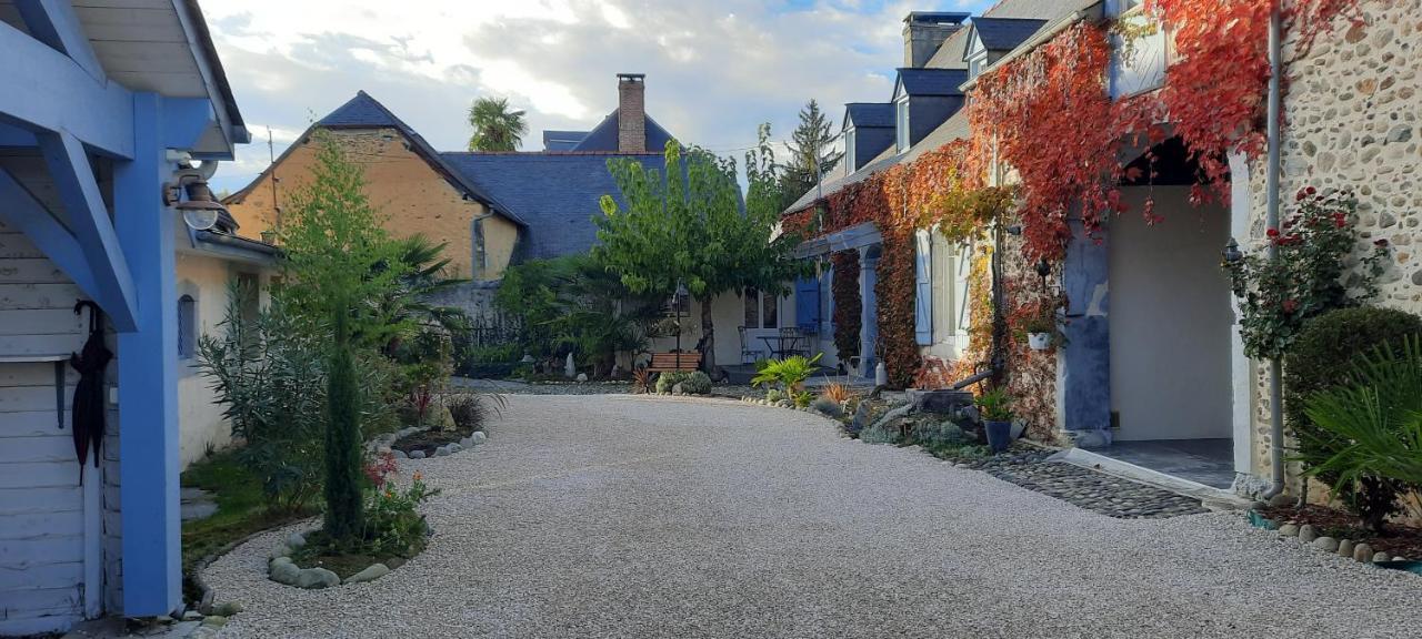 Bed and Breakfast La Ferme Aux Fleurs Ossun Exteriér fotografie